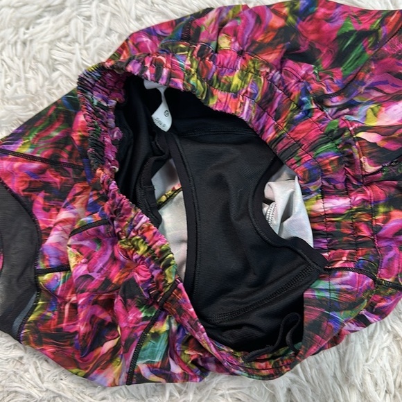 Lululemon Hotty Hot Low Rise Short 2.5" Hyper Flow Pink Multi / Black - Picture 3 of 6